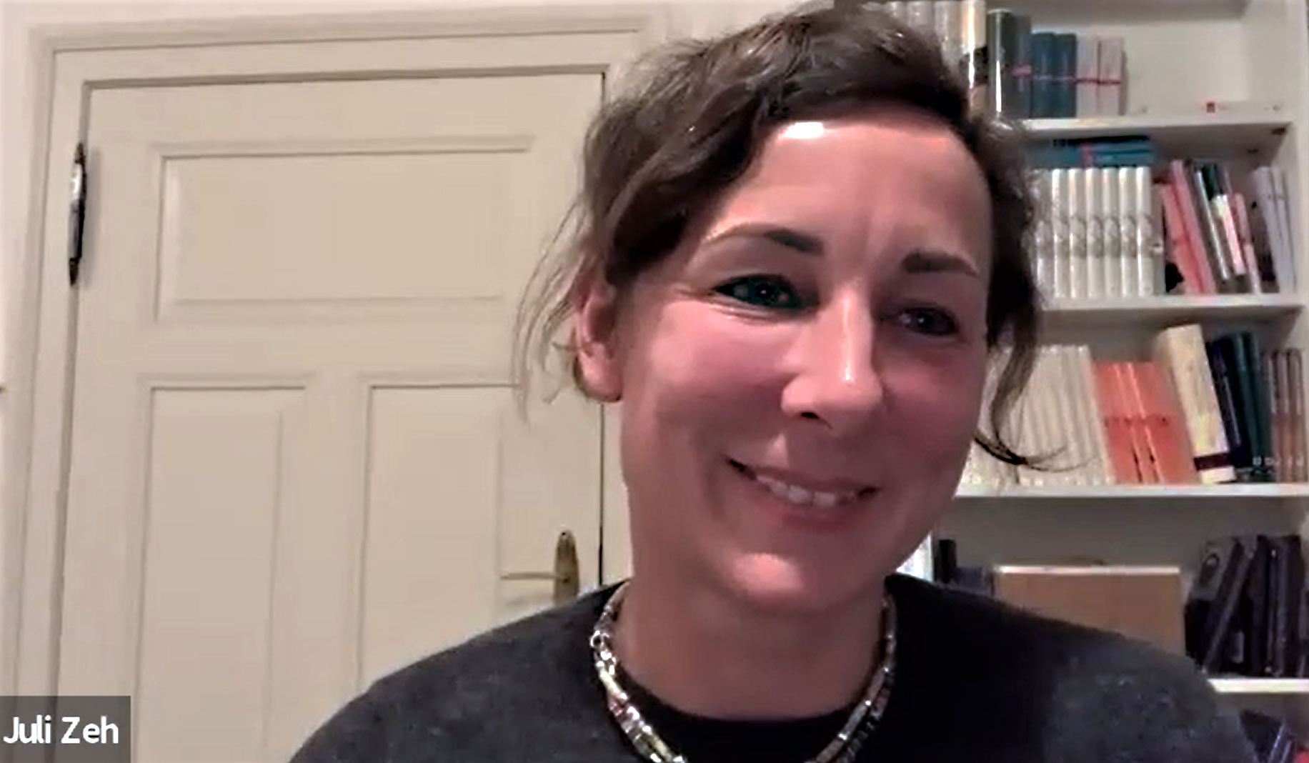 Screenshot von Juli Zeh beim Zoom