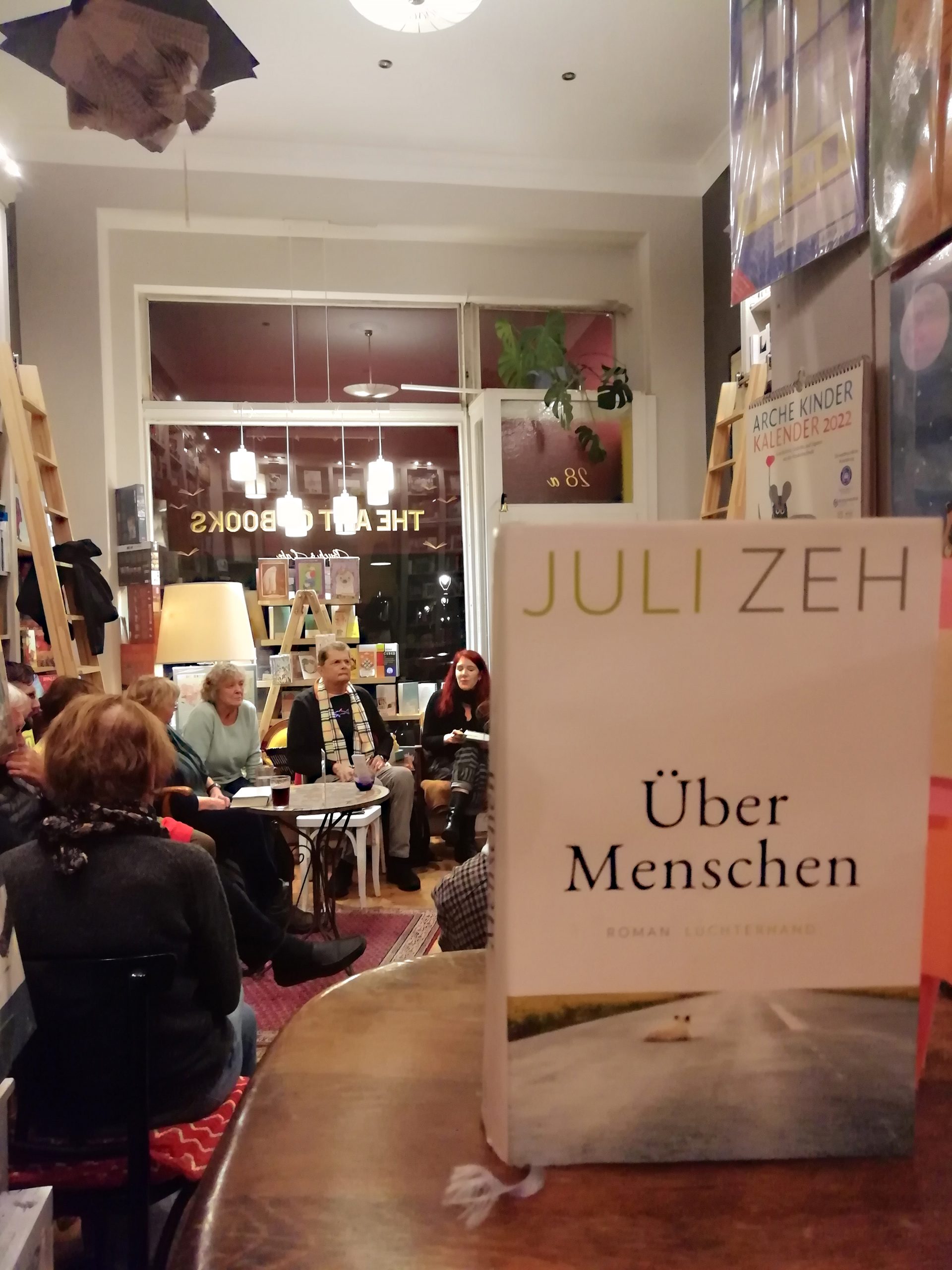 Cover des Buches Über Menschen von Juli Zeh auf einer Veranstaltung